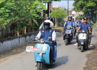 Kendarai Vespa, Pj Sugiat serap Aspirasi dan Turut Bersihkan Kali di Peterongan