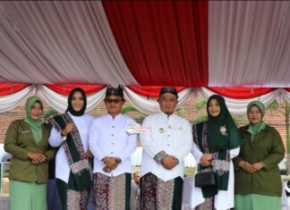 Upacara Peringatan Hari Jadi dan Hari Santri, Pj Teguh Tekankan Pentingnya Persatuan dan Kesatuan
