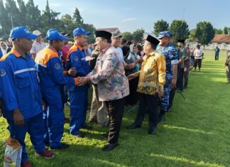 Jelang Lebaran, Pemkab Salurkan Bansos Beras dan Uang Tunai