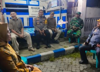 Jaga Kondusifitas Wilayah, Plt Kasatpol PP Pantau Siskampling di Empat Kelurahan