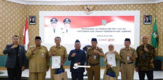 Wabup Jombang Serahkan SK Pensiun bagi 100 ASN